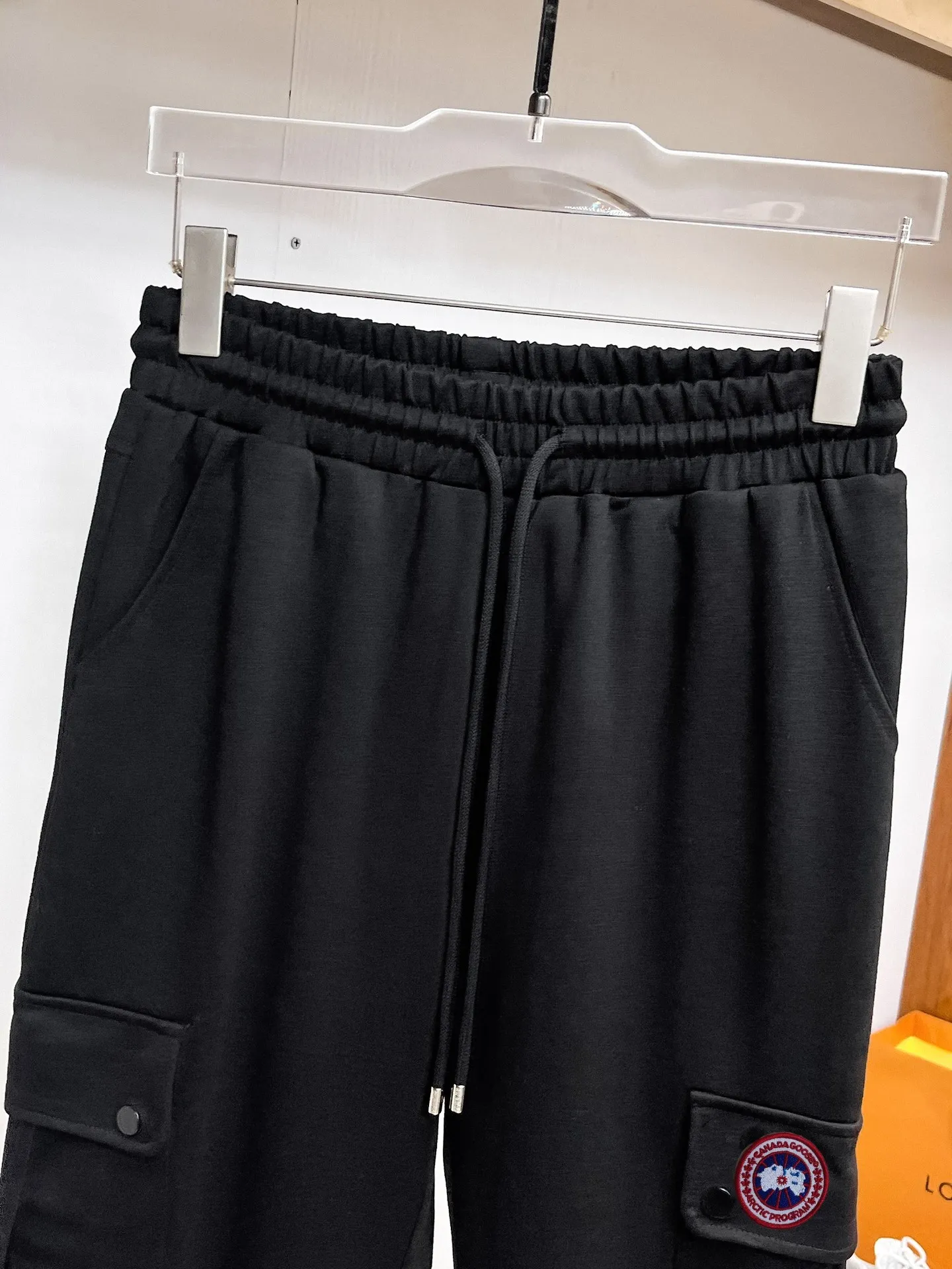 P490 Big Goose🇨🇦 🔥50ss thickened warm down pants, a new autumn and winter product, are here. 🌹Winter essential outdoor windproof, lockable and warm. Made of professional-grade outdoor windproof, waterproof and breathable fabric. Lining is filled with %90 white duck down. Lightweight design. Lightweight and warm. Seamless gluing process on the inside. Made of light and gall-free anti-drilling fabric to effectively prevent velvet running. Original hardware accessories Classic logo matching, simple and versatile, the upper body is stylish and not bloated, the same style for men and women! Size: M-3XL.